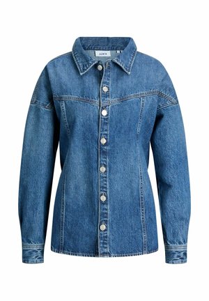 Jacket dżinsowy w średnim niebieskim kolorze, z zapięciem na guziki z przodu, spiczastym kołnierzem, długimi rękawami oraz widocznymi detalami szwów. Akcenty w kolorze srebrnym.