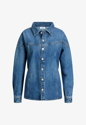 Keskmise sinise tooniga denim-jakk, mis on varustatud nööpidega esiosas, terava krae, pika varrukaga ja nähtava õmbluse detailidega. Hõbedased tarvikud.