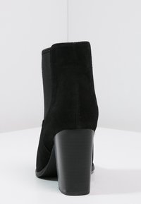Anna Field Tronchetti - black
