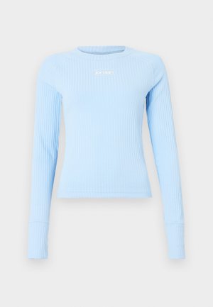 Haut ajusté à manches longues bleu clair à côtes, avec un col rond et un petit logo "jordan" blanc sur la poitrine.