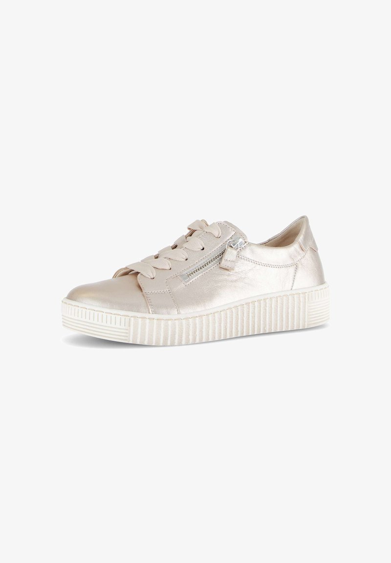Baskets basses métalliques beige avec une semelle blanche épaisse et côtelée, lacets à l'avant et fermeture éclair latérale sur fond blanc.