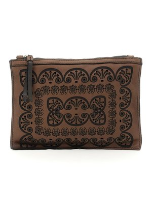 Borsa a pochette in pelle marrone con motivi floreali neri in rilievo, chiusura con zip e una frange decorativa di lato.