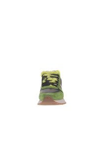 Zapatilla deportiva verde y negra con una parte superior de ante texturizado, acentos de neón verde difuso, cordones negros y una suela marrón claro.