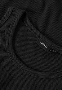 Débardeur noir à côtes avec un col arrondi, des coutures robustes et une étiquette noire avec "LMTD" imprimé. Texture douce et design ajusté.