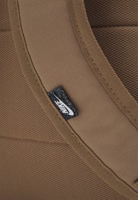 Nike Sportswear UNISEX - Mochila - dark driftwood/venice