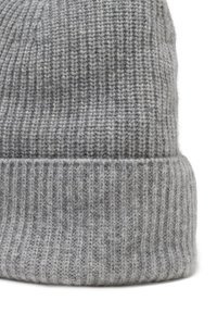 Grijze gebreide beanie met een geribbelde textuur. Heeft een omgeslagen rand aan de onderkant en een zachte, warme uitstraling.