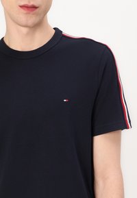 Tommy Hilfiger GLOBAL STRIPE TAPE TEE - Basic T-shirt - desert sky