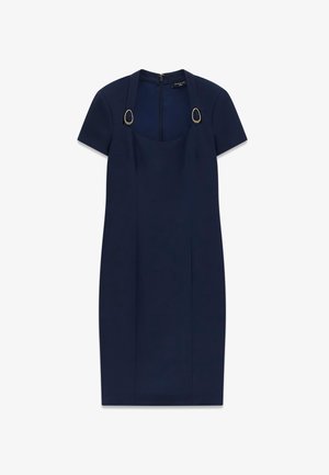 Abito blu navy al ginocchio con maniche corte, scollo quadrato, anelli decorativi color oro sulle bretelle e chiusura con cerniera sul retro.