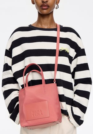 Piccola borsa in pelle rosa con un design strutturato, dotata di manici corti e di una tracolla staccabile. La parte anteriore presenta un logo impresso.