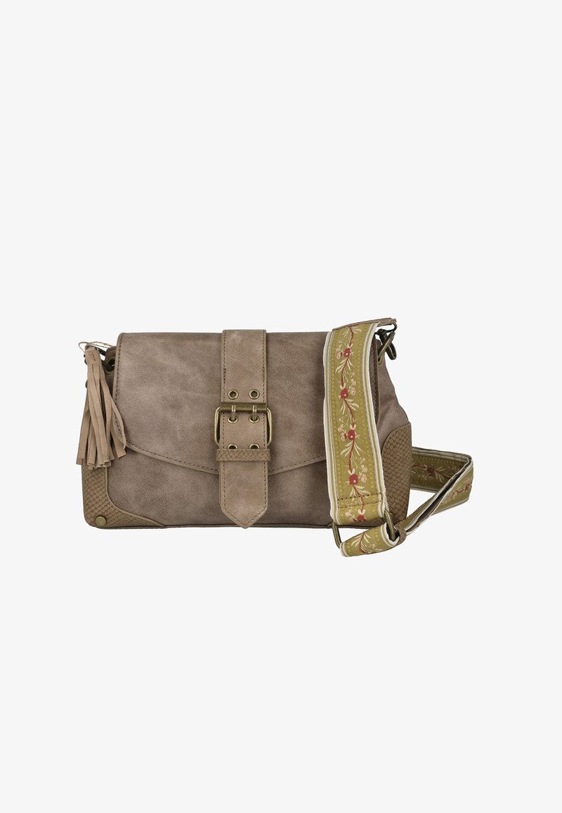 Bolso cruzado de ante marrón con cierre de solapa, hebilla de metal, panel lateral texturizado y una correa decorativa verde con patrones florales.