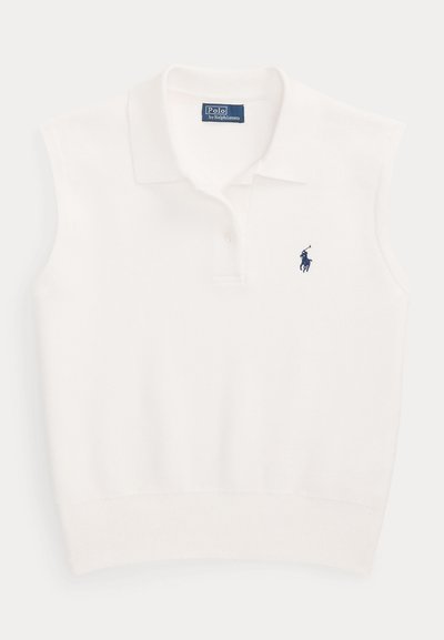 Balti be rankovių polo marškinėliai su apykakle, dviem sagačiais ir tamsiai mėlynu Ralph Lauren polo žaidėjo logotipu kairėje krūtinės pusėje.
