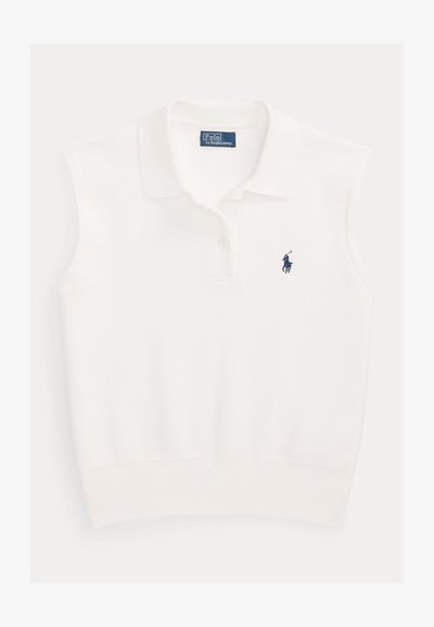 Balti be rankovių polo marškinėliai su apykakle, dviem sagačiais ir tamsiai mėlynu Ralph Lauren polo žaidėjo logotipu kairėje krūtinės pusėje.