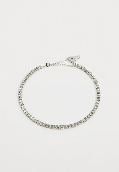 Choker de ton argintiu cu pietre de zirconiu cubic, având un design rotund elegant și o lanț ajustabil pentru o potrivire personalizată.