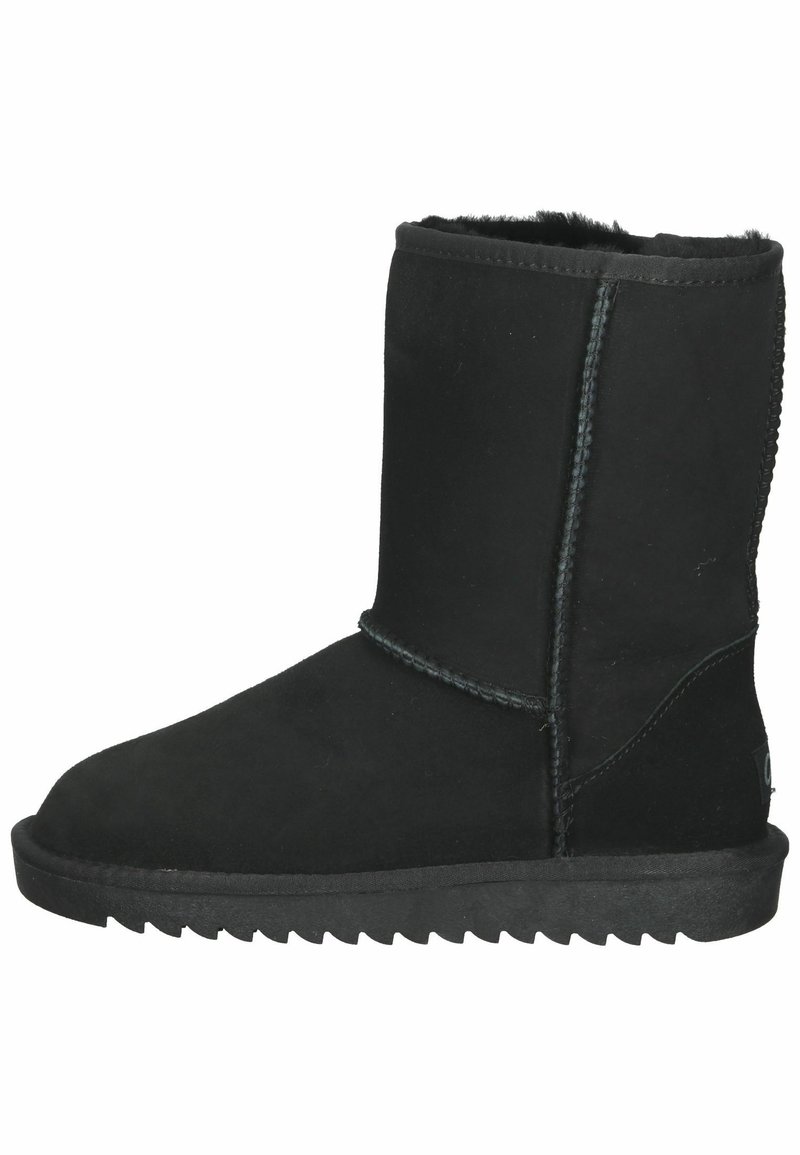 Botas negras de ante hasta el tobillo con puntera redondeada, forro interior suave y suela de goma texturizada con bordes serrados.