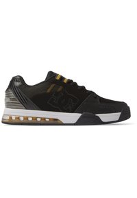 Sorte skate sko med en meshuoverdel, gule accenter og en hvid mellemsål; har et prægede logo og synlig luftdæmpning i sålen.