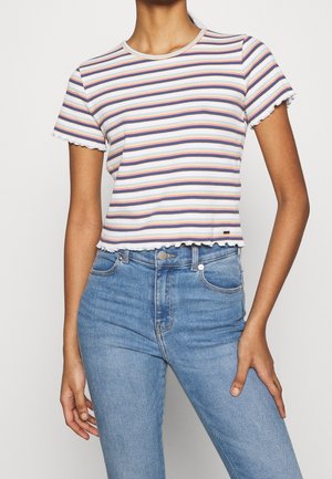 Gestreept crop-top met korte mouwen en gegolfde randen, met horizontale banden in wit, paars, oranje en marineblauw op een lichte achtergrond.