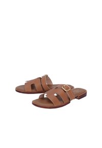 Bruine leren sandalen met twee brede banden, een zijsluiting als accent en een platte zool met een licht verhoogde hak.