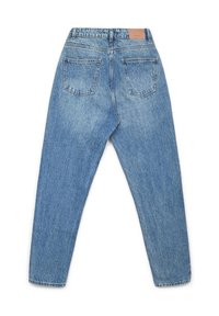 Jeans en denim bleu clair à coupe décontractée, avec une ceinture, deux poches arrière et une patch en cuir brun en haut.