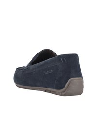 Marineblaue Wildlederschuhe zum Hineinschlüpfen mit einer flachen braunen Gummisohle, die über ein dezentes Logo und Nähte entlang der Seiten verfügt.