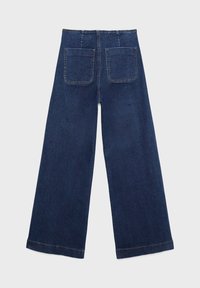 Pantalon en denim bleu foncé à jambes larges avec taille haute et deux poches plaquées carrées à l'arrière, présenté à plat sur fond blanc.