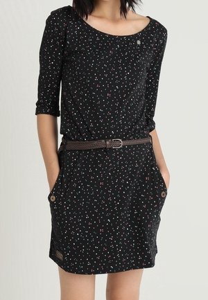 Schwarzes kurzärmeliges Kleid mit bunten Tupfen, Rundhalsausschnitt, zwei seitlichen Taschen mit Knopfakzenten und einem braunen Gürtel in der Taille.