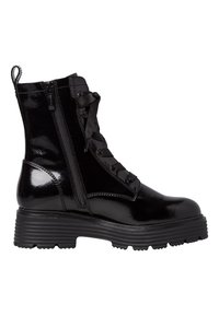 Botte de combat en cuir verni noir avec semelle épaisse, fermeture éclair latérale et lacets à l'avant sur fond blanc.