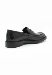 Mocassin en cuir noir avec un bout rond, un design élégant et un petit talon empilé. Présente des coutures discrètes et un détail de logo sur le côté.