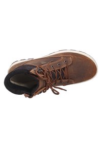 Botte de randonnée en cuir marron avec un col en daim noir, design à lacets et semelle en caoutchouc. Comprend des lacets marron et des détails cousus.