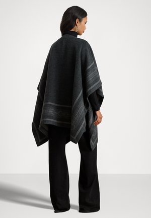 Poncho grigio scuro realizzato in tessuto morbido, con un motivo geometrico lungo i bordi, dalla vestibilità ampia e dal design drappeggiato.