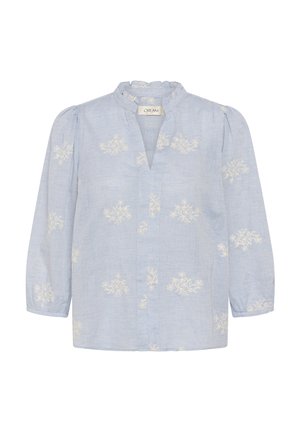 Hele sinine pluus õrna valge lillemustriga, pika puhvisvarrukaga ja volangiäärisega kraega, millel on väike V-kujuline lõhike.