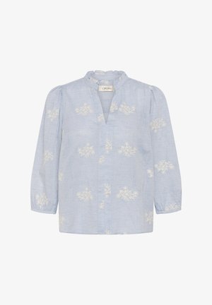 Világoskék blúz finom fehér virágos hímzéssel, hosszú puffadt ujjakkal és fodros gallérral, amelyen kis V-alakú nyílás található.