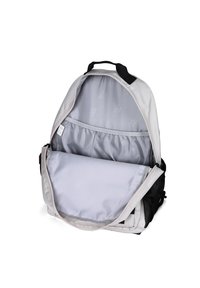 Zaino in tessuto grigio con una tasca laterale in rete nera, comparto con zip e un interno grigio chiaro con un motivo sottile.