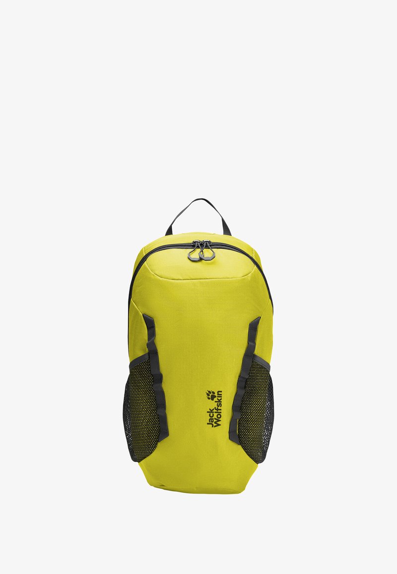 Mochila amarilla con detalles en negro, que cuenta con un compartimento principal con cremallera, bolsillos de malla laterales y una asa superior para llevar. Logo de la marca en exhibición.