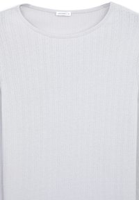 Top en tricot gris clair avec un col rond, présentant une texture côtelée et de légères lignes verticales. L'étiquette indique la taille petite.