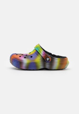 Klapki z łatwym wkładaniem, z wielokolorowym wzorem tie-dye, otworami wentylacyjnymi, czarną puszystą wyściółką i regulowanym paskiem na pięcie z okrągłym logo.