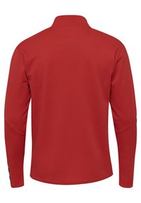 Rode langesleeve shirt met een gestructureerde stof, hoge kraag en slim fit. Heeft gebogen naden en contrasterende kleuraccenten op de mouwen.
