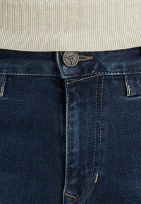 COMMANDER 3.0 - DEEP BLUE FINISH - Džínsy voľného strihu - true blue mid
