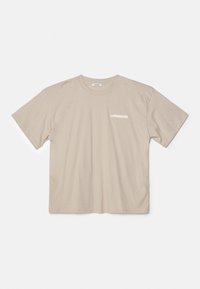 Beige bomulds t-shirt med rund hals, korte ærmer og et lille hvidt logo på venstre bryst. Glat tekstur og afslappet pasform.