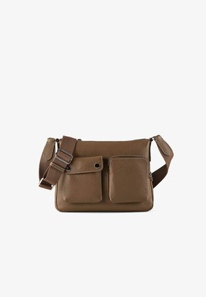 Braune Leder-Umhängetasche mit verstellbarem Riemen, ausgestattet mit einer vorderen Tasche mit Knopfverschluss und einer vorderen Tasche mit Reißverschluss.