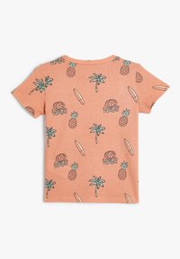 Kortärmad orange T-shirt med ribbad textur. Har tropiska mönster: vågor, ananaser, surfbrädor och palmträd i teal-konturer.