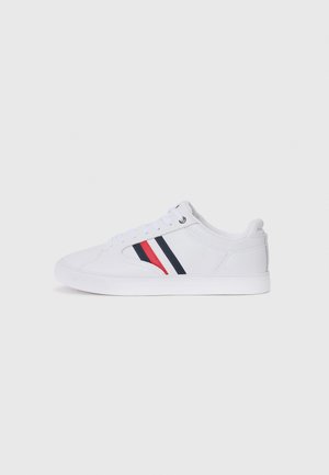 Sneaker bianco con finitura in pelle liscia, caratterizzato da strisce rosse e blu navy sui lati. Design classico a basso profilo con lacci bianchi e suola bianca.