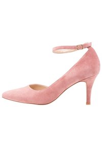 Rosa mockaskinn högklackad pumpsko med spetsig tå och vristrem. Har en slät yta och en smal 7,5 cm klack.