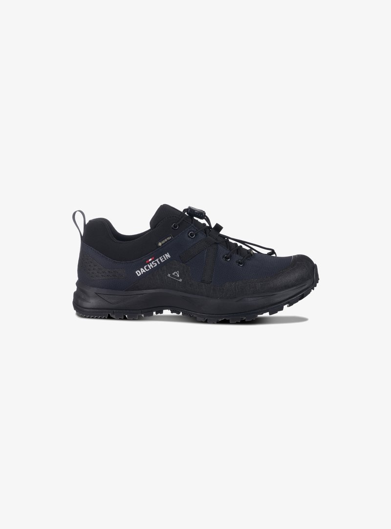 Scarpe da trekking nere con tomaia testurizzata, suola in gomma e linguetta. Presentano un sistema di allacciatura e branding GORE-TEX, progettate per la durata.