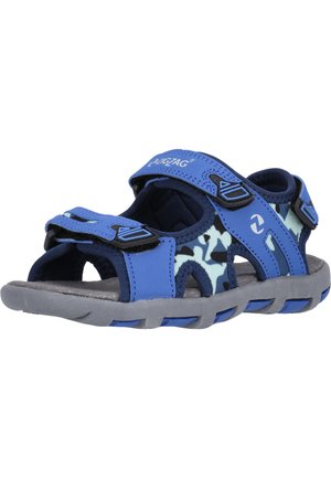Blaue Kindersandalen mit verstellbaren Riemen, strukturiertem Sohlen, offenem Design und Camouflage-Musterakzenten in Hellblau und Marineblau.