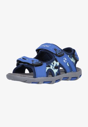 Blauwe kindersandalen met verstelbare bandjes, structuurzool, open ontwerp en camouflagemotiefaccenten in lichtblauw en marineblauw.