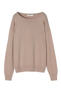 Svetlo béžový oversized sveter vyrobený z mäkkého pleteného materiálu. Má široký výstrih, spadnuté ramená a rebrované manžety a spodný lem.