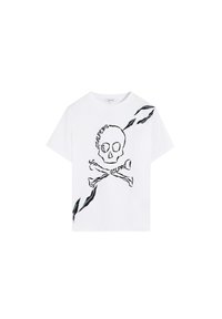 Camiseta de algodón blanca con un gráfico de calavera y huesos cruzados en negro, acompañado del texto "SCLPRS" y un diseño desgastado en el costado.