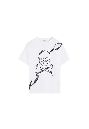 Camiseta de algodón blanca con un gráfico de calavera y huesos cruzados en negro, acompañado del texto "SCLPRS" y un diseño desgastado en el costado.