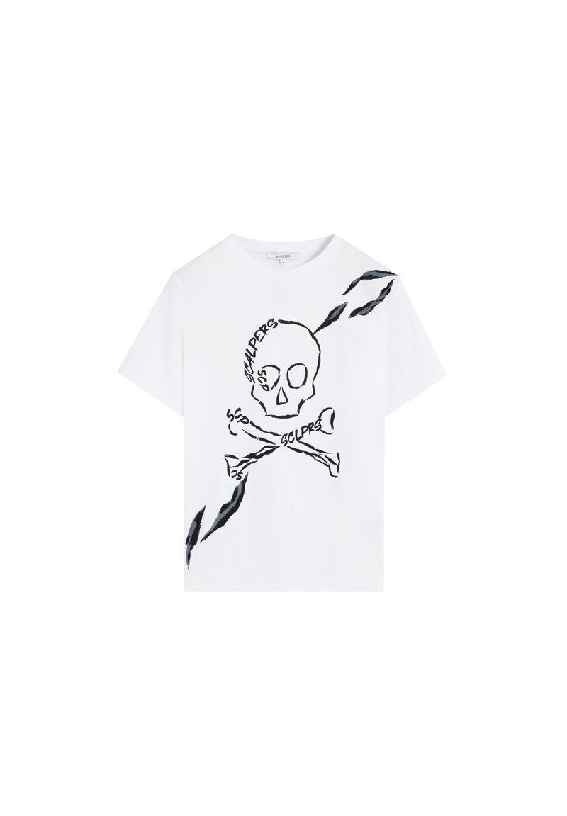 Camiseta de algodón blanca con un gráfico de calavera y huesos cruzados en negro, acompañado del texto "SCLPRS" y un diseño desgastado en el costado.