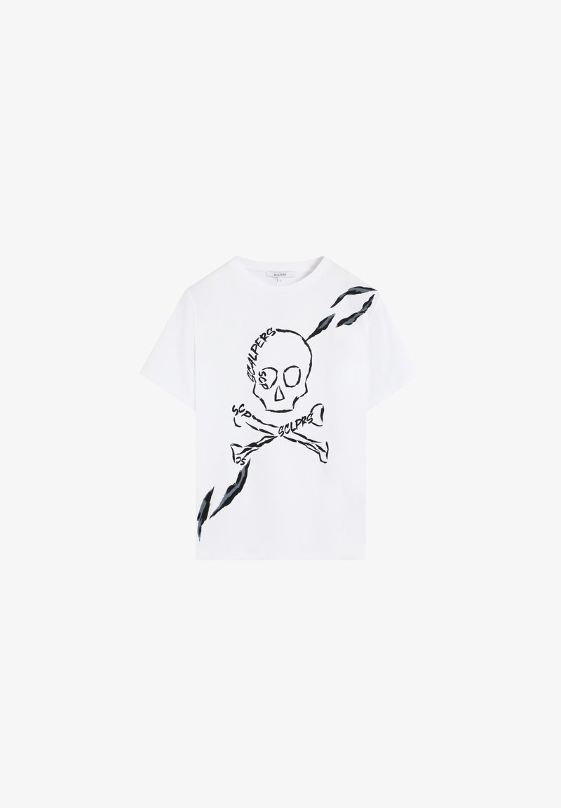 Weißes Baumwoll-T-Shirt mit einem schwarzen Totenkopf- und Knochen-Design sowie dem Text "SCLPRS" und einem zerrissenen Designelement an der Seite.